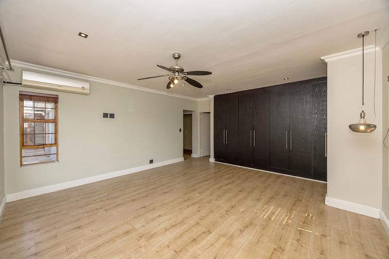 5 Bedroom Property for Sale in Bloubergrant Western Cape